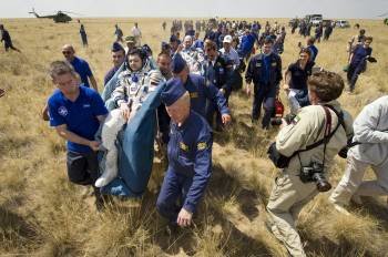 El traslado de los cosmonautas tras el aterrizaje de la nave rusa Soyuz TMA-03M, en Kazajistán. (Foto: NASA)