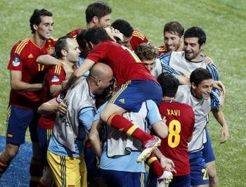 Los jugadores españoles celebran el 3-0, el gol de Fernando Torres. (Foto: Fehim Demir)
