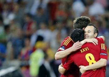 Andrés Iniesta celebra con sus compañeros la victoria en la Eurocopa