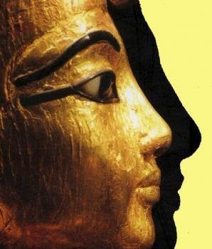 magen de facilitada por Juan Antonio Belmonte en la que se ve una estatuilla dorada encontrada en la tumba de Tutankamón y detrás el perfil del busto de Nefertiti, con la que guarda un asombroso parecido