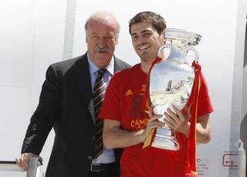 El capitán de la selección española, Iker Casillas (d), y el seleccionador, Vicente del Bosque, con el trofeo de campeones de la Eurocopa (Foto: EFE)