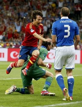  El centrocampista español David Silva (izda) celebra el primer gol de España ante Italia (Foto: EFE)