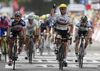 El ciclista británico Marc Cavendish (c), del equipo Radioshack, se proclama vencedor de la segunda etapa del Tour de Francia en 2012. (Foto: EFE)