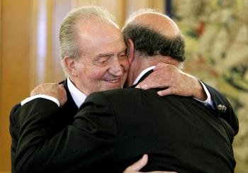 El rey Juan Carlos se abraza al seleccionador español de fútbol, Vicente del Bosque (d), al inicio de la recepción a los integrantes del equipo español que anoche conquistaron la Eurocopa (Foto: EFE)