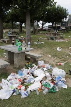 Acumulación de basura en el merendero de Oira, tras la fiesta. (Foto: X. FARIÑAS)