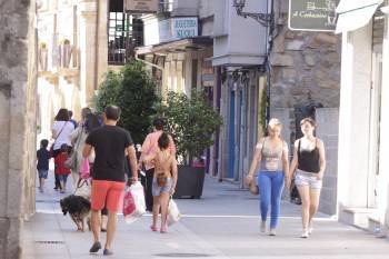 Personas paseando por la calle Lisa, en el centro de Verín. (Foto: XESÚS FARIÑAS)