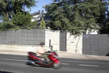 Muro exterior del chalé madrileño en donde se produjo el asesinato de la betanceira. (Foto: PACO CAMPOS)