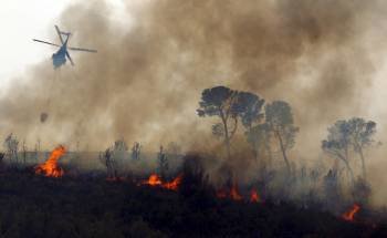 Un helicóptero vuela sobre el fuego durante los trabajos de extinción de Alcublas y Liria. (Foto: FÖRSTERLING)