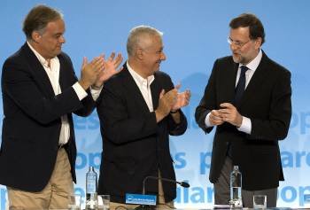 González Pons y Javier Arenas aplauden a Rajoy tras la ejecutiva nacional del PP en Sevilla. (Foto: TAREK)