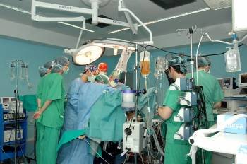 Varios cirujanos realizan un trasplante en un quirofano de Andalucía. (Foto: EP)