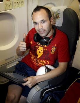 Andrés Iniesta, ayer en el vuelo de regreso de la selección española desde Kiev. (Foto: J.C. cárdenas)