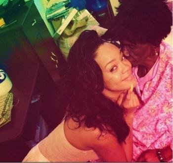 Rihanna junto a su abuela.