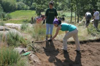 Estudiantes de la Universidad de Vigo inician los trabajos de excavación en el Monte do Señoriño. (Foto: JOSÉ PAZ)
