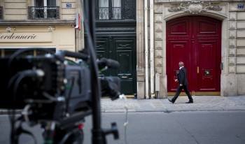 Un grupo de periodistas esperan a la entrada de la casa y la oficina del expresidente Nicolas Sarkozy. (Foto: IAN LANGSDON)