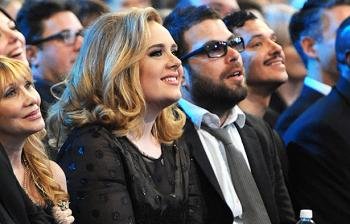 Adele junto a su novio Simon Konecki.