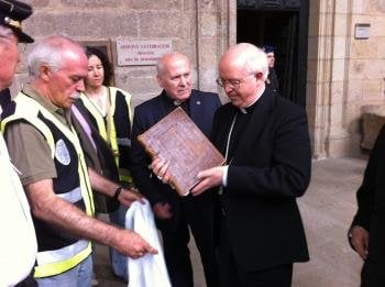  El Arzobispo de Santiago de Compostela recibe el Códice Calixtino para ser verificar su autenticidad