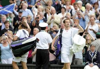 El tenista británico Andy Murray celebra la victoria contra el español David Ferrer (Foto: EFE)