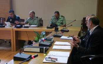 Representantes de las Fuerzas de Seguridad, en su reunión con el alcalde de Allariz y el subdelegado. (Foto: MARCOS ATRIO)