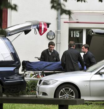 Trabajadores de una funeraria sacan un cadáver de un edificio de Karlsruhe (Alemania). (Foto: J-P STROBEL)
