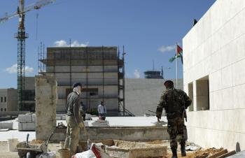 Un soldado palestino hace guardia frente a las obras de restauración de la tumba de Yasser Arafat. (Foto: SAFADI)