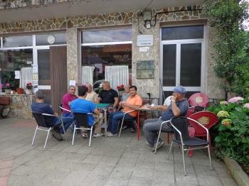 Un grupo de vecinos, ante un bar de Vilamartín.