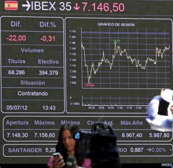 Panel informativo de la Bolsa de Madrid que muestra la evolución del principal indicador de la Bolsa española, el IBEX 35 (Foto: EFE)