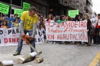Unha escenificación dos recortes, cunha serra mecánica, durante a protesta. (Foto: XESÚS FARIÑAS)