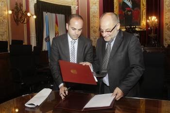 Henry Laíño y Francisco Rodríguez se disponen a firmar el convenio. (Foto: M.Á.)