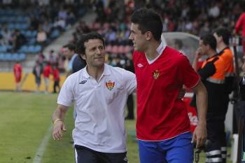 Eder, con el entrenador del Ourense, Luisito. (Foto: MIGUEL ÁNGEL)