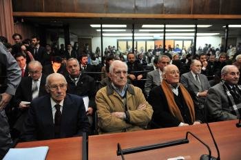 Los exdictadores Jorge Rafael Videla (2i) y Reynaldo Bignone (3i) asisten hoy, jueves 5 de julio de 2012, a un juicio en su contra en Buenos Aires (Argentina).