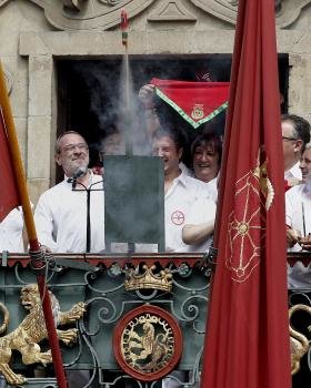 El concejal de Nafarroa Bai Iñaki Cabases prende desde el balcón del Ayuntamiento de Pamplona la mecha del cohete anunciador de la fiestas de los Sanfermines .