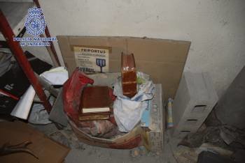 El libro, tal y como fue localizado por la Policía en el garaje. (Foto: DGP)