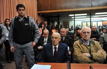 Jorge Rafael Videla y Reynaldo Bignone, durante el juicio que se celebró en Buenos Aires. (Foto: E. G. MEDINA)