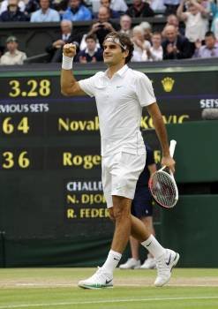 Federer celebra la victoria sobre Djokovic. (Foto: GERRY PENNY)