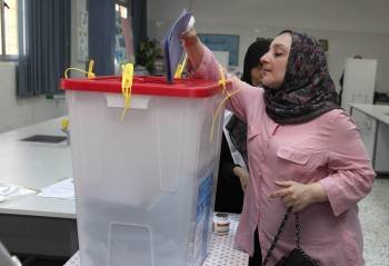Una mujer libia introduce su voto en una urna. (Foto: SABRI ELMHEDWI)