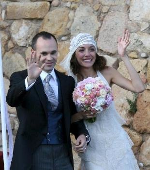 Andrés Iniesta, y su esposa, Anna Ortiz, tras contraer matrimonio en la ceremonia celebrada en el castillo de Tamarit (Tarragona). Foto EFE/Jaume Sellart