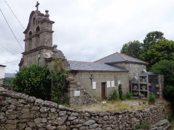 La iglesia de la aldea de Somoza (Trives) permaneció cerrada dos meses. (Foto: J.C.)