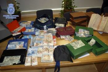 Parte del dinero en efectivo incautado en los registros a Manuel Fernández Castiñeiras. (Foto: POLICÍA NACIONAL)