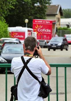 Un fotógrafo a las puertas de hotel del equipo Cofidis. (Foto: NICOLAS BOUVY)