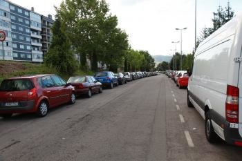 Vehículos estacionados en el Campus, donde se prevé uno de los aparcamientos disuasorios. (Foto: JOSÉ PAZ)