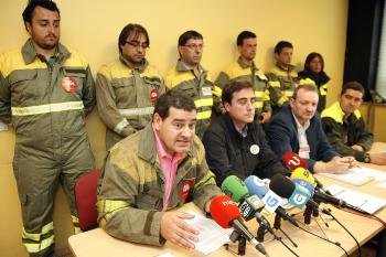 Los representantes sindicales de los brigadistas, durante la rueda de prensa en Santiago. (Foto: VICENTE PERNÍA)