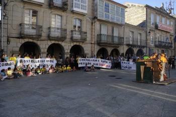 Participantes na concentración que tivo lugar onte na Praza Maior de Ribadavia, onde quemouse unha reproducción dun colexio -a dereita-. (Foto: MARTIÑO PINAL)