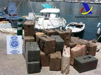  Fotografía facilitada por la Policía Nacional de los 840 kilos de hachís hallados en una embarcación 