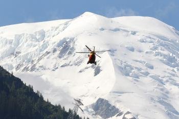 Un helicóptero de rescate sobrevuela la zona durante las operaciones de rescate