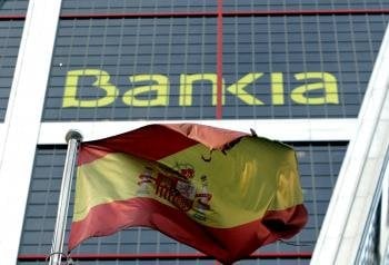 Fotografía de archivo (09/06/2012), de una bandera de España que ondea ante la sede de Bankia en Madrid (Foto: EFE)