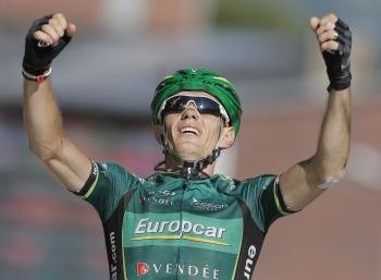 El francés Pierre Rolland (Europcar) celebra tras ganar la undécima etapa del Tour de Francia (Foto: EFE)