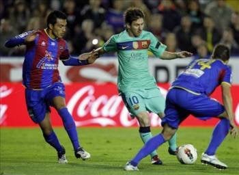 Gustavo Cabral intenta presionar a Leo Messi.