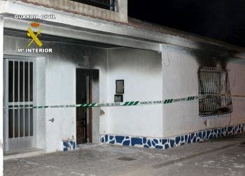 Fotografía facilitada por la Guardia Civil del domicilio que esta mañana un hombre de 40 años ha intentado quemar con su expareja, la actual pareja de esta y cuatro niños dentro.