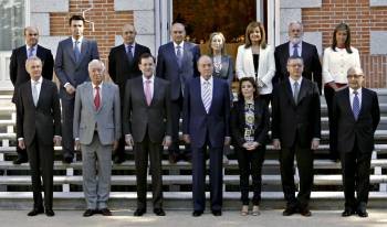 El rey Juan Carlos, junto al presidente del Gobierno, Mariano Rajoy, posa con los ministros. (Foto: ÁNGEL DÍAZ)