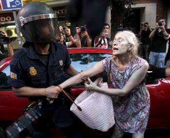 Manifestantes y policías se enfrentaron a última hora de la tarde de ayer en Madrid. (Foto: ZIPI)
